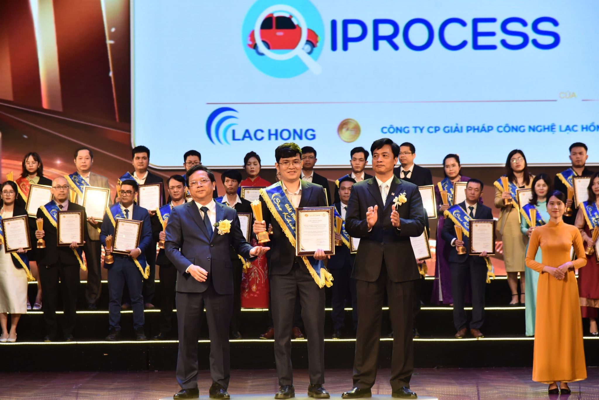 Ông Trịnh Minh Vương - Trưởng phòng phát triển sản phẩm Công ty CP Giải pháp Công nghệ Lạc Hồng đại diện nhận giải 
