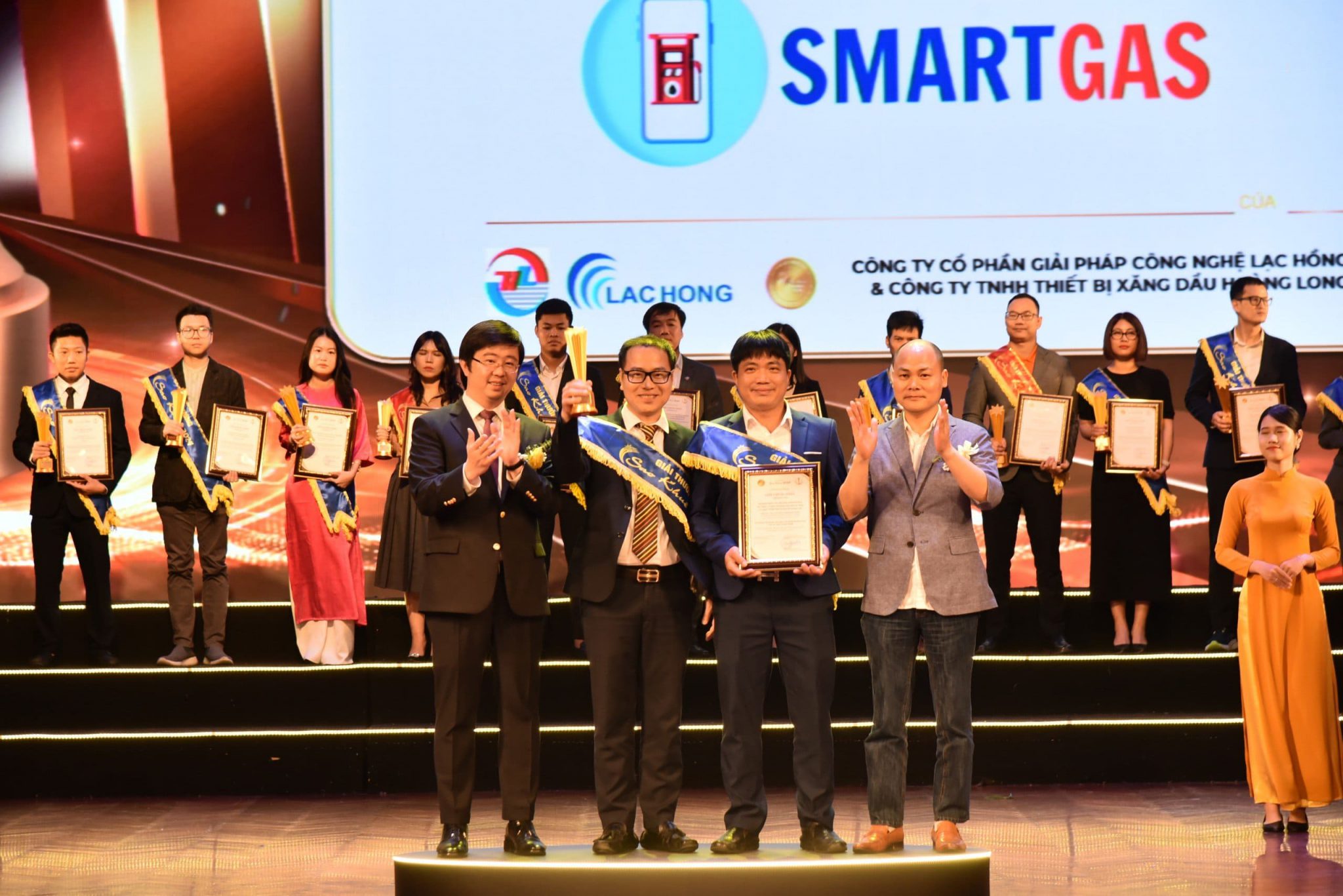 Ông Nguyễn Bảo Trung - Giám đốc khối Chuyển đổi số, Công ty CP Giải pháp Công nghệ Lạc Hồng lên đại diện nhận giải. 